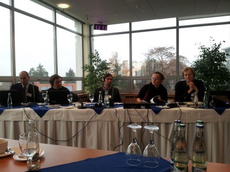 v.l.n.r. Herr Galek, Herr Bochmann, Herr Ortner, Frau Spalkova und Herr Skuipien am Podium